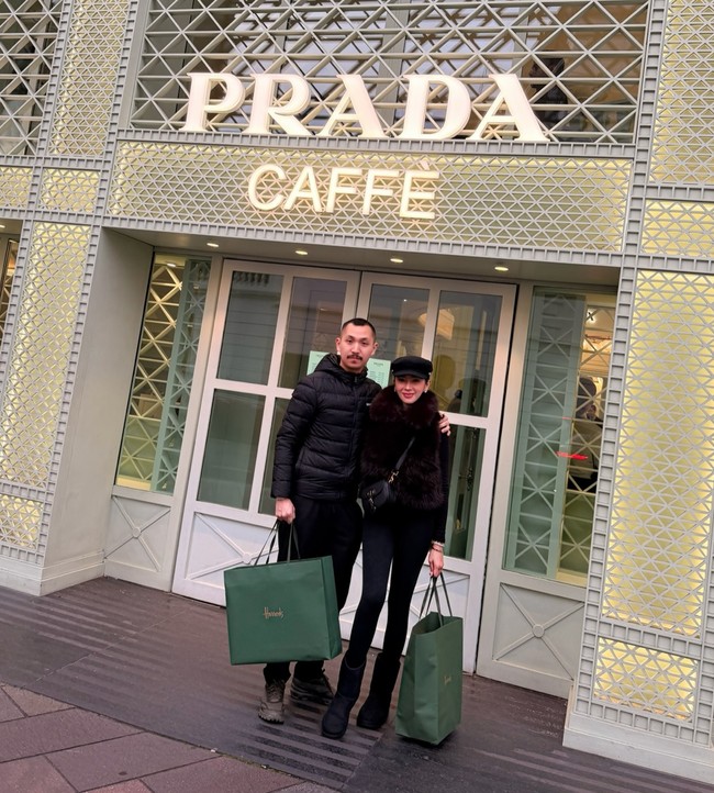 Tak hanya sekedar berlibur, keduanya juga kompak berbelanja selama di London. Gusti Ega sendiri selama ini dikenal sebagai seorang pengusaha bergelar bangsawan. Keluarganya diketahui memiliki bisnis di sektor limbah, tambang, hingga industri rokok. Foto: Instagram/@realangelkaramoy