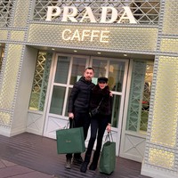 Tak hanya sekedar berlibur, keduanya juga kompak berbelanja selama di London. Gusti Ega sendiri selama ini dikenal sebagai seorang pengusaha bergelar bangsawan. Keluarganya diketahui memiliki bisnis di sektor limbah, tambang, hingga industri rokok. Foto: Instagram/@realangelkaramoy