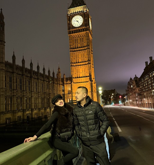 Lahir pada 1991, Gusti Ega kini berusia 34 tahun. Meski 4 tahun lebih muda dari Angel namun keduanya terlihat tetap serasi. Foto: Instagram/@realangelkaramoy