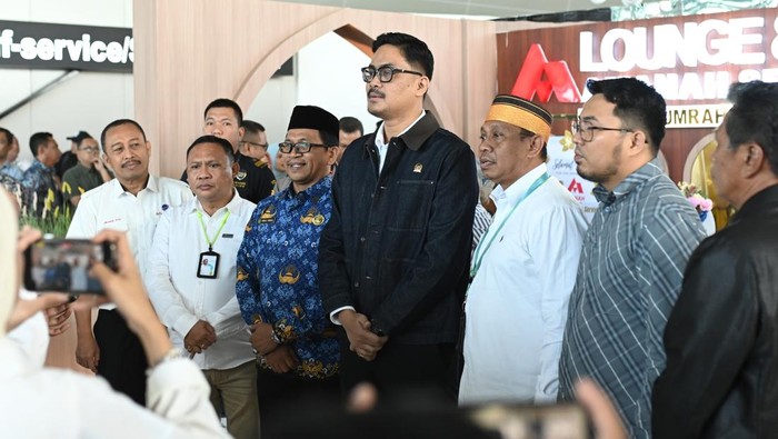 Anggota DPR Teguh Iswara Suardi saat meresmikan Lounge Jemaah Haji–Umrah di Bandara Sultan Hasanuddin Makassar.
