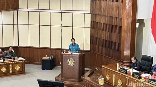 Anggota DPRD Bali I Ketut Mandia saat rapat paripurna di Kantor Gubernur Bali, Senin (1/12/2025). (Foto: Rizki Setyo/detikBali)