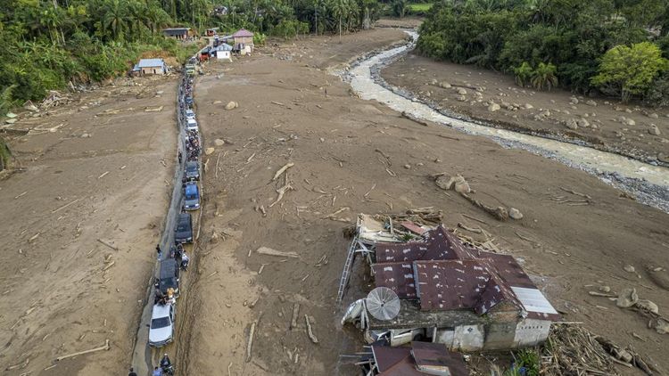 Antrean Panjang Warnai Jalan Rusak Pascabanjir Bandang di Agam