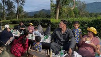 Asyiknya Liburan Jedar ke Puncak, Sarapan di Tengah Kebun Teh