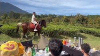 Di sela-sela momen sarapan yang disiapkan oleh Plataran Puncak, El Barack juga sibuk naik kuda yang melintas di area piknik mereka.  Foto: Instagram @inijedar