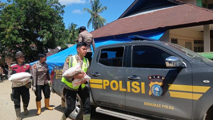 Bantuan logistik dari Polda Riau tiba di Nagari Salareh Air, Kecamatan Palembayan, Kabupaten Agam, Sumatera Barat, Senin (1/12/2025).