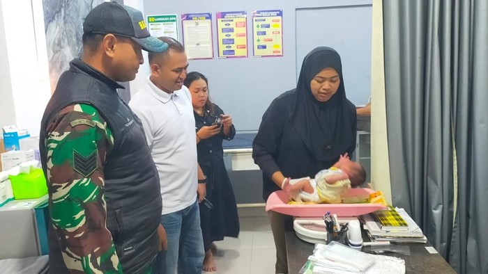 Bayi perempuan yang ditemukan di lembang dibawa ke bidan