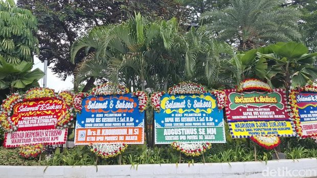 Berjejer karangan bunga ucapan selamat untuk Uus Kuswanto yang akan dilantik menjadi Sekda Pemprov DKI (Brigitta/detikcom)