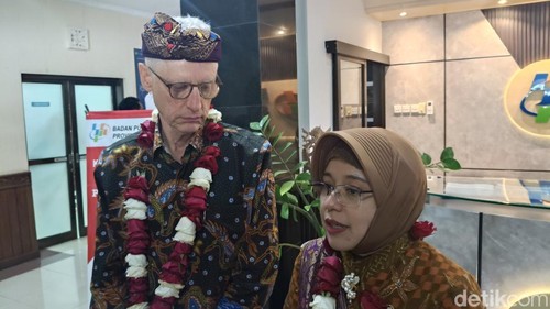 Australian Statistician of ABS David Gruen dan Kepala BPS RI Amalia Adininggar Widyasanti saat berada di kantor BPS Bali, Senin (1/12/2025).