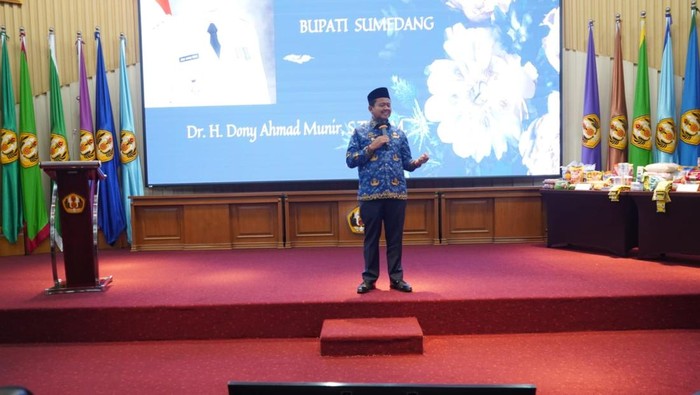 Bupati Sumedang Dony Ahmad Munir saat hadiri peringatan Hari AIDS Sedunia Tingkat Kabupaten Sumedang digelar di Bale Sawala Universitas Padjadjaran (Unpad) Jatinangor, pada Senin (1/12/2025).