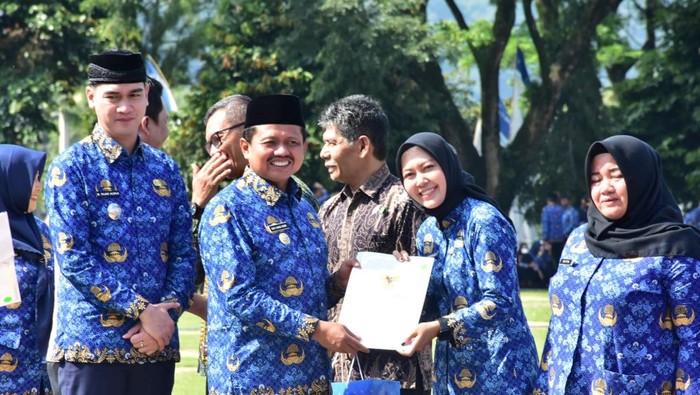 Bupati Sumedang Dony Ahmad Munir saat menyerahkan SK kepada PPPK Paruh Waktu.