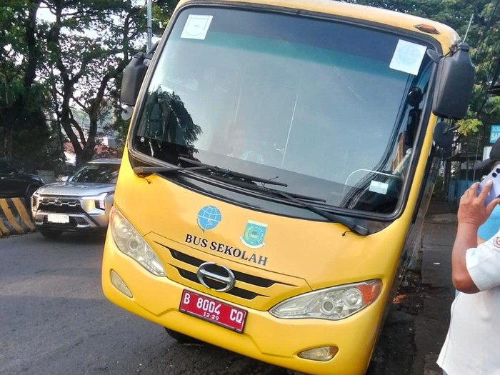 Bus Sekolah Ciputat, 10 Anak Tabrak Angkot, Apa yang Terjadi?