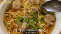 Carmen juga menikmati bakso yang berkuah gurih seda. Seporsi bakso itu ditambahkan mie dan taoge yang melimpah. Foto: YouTube Hearts2Hearts