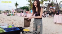 Tak hanya menikmati kelapa muda, tapi juga memesan jagung bakar. Carmen juga penasaran ingin mencoba memasak jagung bakar tersebut. Foto: YouTube Hearts2Hearts