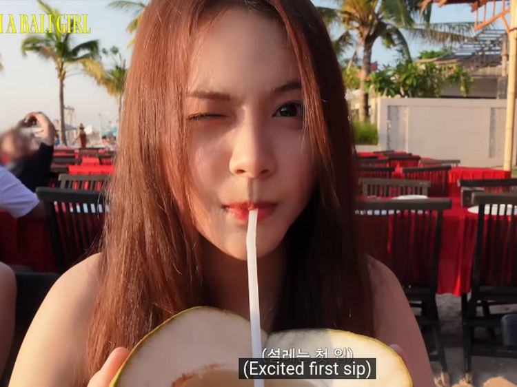 Indo Banget! Momen Carmen H2H Kulineran Saat Pulang Kampung ke Bali