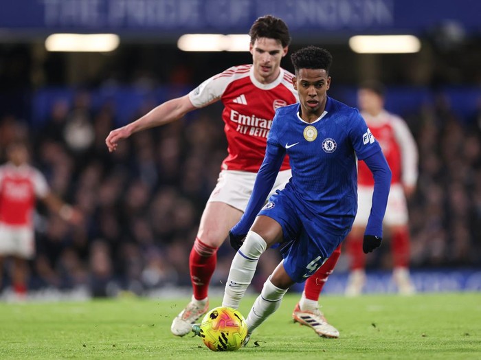 LONDON, ENGLAND - NOVEMBER 30: Declan Rice of Arsenal and Estevao of Chelsea during the Premier League match between Chelsea and Arsenal at Stamford Bridge on November 30, 2025 in London, England. (Photo by Catherine Ivill - AMA/Getty Images)