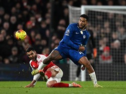 Laga berjalan ketat sejak awal. Banyak pelanggaran keras, tekel, hingga sikutan, yang berujung banjir kartu kuning dan lahirnya satu kartu merah. (Foto: Darren Walsh/Chelsea FC via Getty Images)
