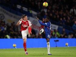 Laga akhirnya tuntas 1-1. Chelsea vs Arsenal yang berjalan bak duel UFC berakhir tanpa pemenang. Hasil ini membuat Meriam London masih memimpin klasemen Liga Inggris dengan 30 poin, sementara Chelsea turun ke peringkat 3 dengan 24 poin. (Foto: Ryan Pierse/Getty Images)