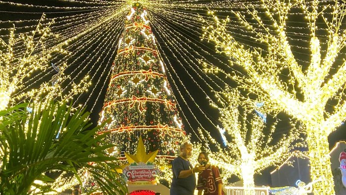 “Christmas Wonderland: Wish Upon a Christmas Star” yang digelar di The Courtyard Pakuwon City Mall.
