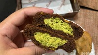 Dubai Choco Cookie mili Cravey Bakes juga tak kalah istimewa. Rasa cokelatnya lebih pekat dan agak pahit, dipadukan dengan rasa gurih nutty khas pistachio. Foto: Detikcom / Atiqa Rana