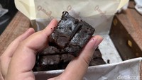 Setelah mengunggu satu minggu, pesanan brownies tim detikFood pun sampai. Browniesnya dikemas rapih dan sangat aman. Foto: Detikcom / Atiqa Rana