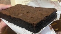 Sesuai namanya, fudgy brownies dari Cravey Bakes punya tekstur yang padat dan lembap, tetapi tetap lembut. Ada shiny crust di bagian atas brownies yang membuat tampilannya lebih cantik. Foto: Detikcom / Atiqa Rana