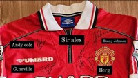 Ter glory glory weekend ini , dapet kado SIGNED sesuai tahun lahirku + +3 terimakasi @manchesterunited, sampe sekarang masih speechless, ungkapnya. Foto: Instagram @daffawardhana dan @marinizumarnis