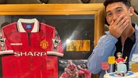 Putra Marini Zumarnis ini juga mendapat kejutan dari keluarga dan orang terdekat. Dia mendapat hadiah berupa jersey yang ditandatangani para pemain Manchester United. Foto: Instagram @daffawardhana dan @marinizumarnis