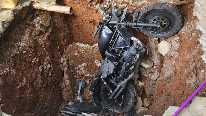 Damkar Depok evakuasi sepeda dan 2 motor yang kejeblos septic tank