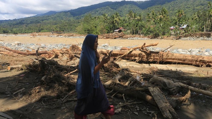 Foto udara kerusakan masjid kecamatan dan Pos TNI/Polri pascabanjir bandang di Desa Blang Meurandeh, Beutong Ateuh Banggalang, Nagan Raya, Aceh, Minggu (30/11/2025). Bencana banjir bandang yang terjadi pada Rabu (26/11) berdampak rusaknya jembatan penghubung lintas tengah, ruas jalan lintas antar desa, tiga unit sekolah, bangunan masjid kecamatan, bangunan pos TNI/Polri serta 250 rumah warga hilang terbawa arus. ANTARA FOTO/Syifa Yulinnas/nz.