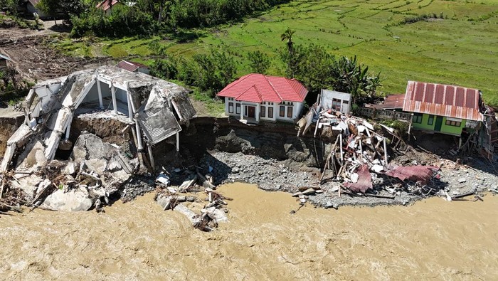 Foto udara kerusakan masjid kecamatan dan Pos TNI/Polri pascabanjir bandang di Desa Blang Meurandeh, Beutong Ateuh Banggalang, Nagan Raya, Aceh, Minggu (30/11/2025). Bencana banjir bandang yang terjadi pada Rabu (26/11) berdampak rusaknya jembatan penghubung lintas tengah, ruas jalan lintas antar desa, tiga unit sekolah, bangunan masjid kecamatan, bangunan pos TNI/Polri serta 250 rumah warga hilang terbawa arus. ANTARA FOTO/Syifa Yulinnas/nz.