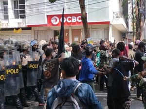 Demo Mahasiswa Papua di Makassar Sempat Ricuh, Massa Serang Polisi