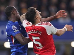 Laga masih lanjut berjalan keras. Piero Hincapie juga sempat menyikut bek Chelsea, Trevoh Chalobah, namun lolos kartu merah. (Foto: Catherine Ivill - AMA/Getty Images)
