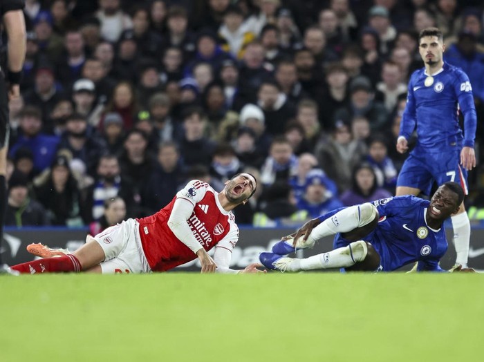 LONDON, ENGLAND - NOVEMBER 30: Moisés Caicedo of Chelsea is shown a straight red after his tackle on Mikel Merino of Arsenal following a VAR check by Referee Anthony Taylor during the Premier League match between Chelsea and Arsenal at Stamford Bridge on November 30, 2025 in London, England. (Photo by Robin Jones/Getty Images)