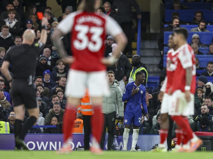 LONDON, ENGLAND - NOVEMBER 30: Moisés Caicedo of Chelsea is shown a straight red after his tackle on Mikel Merino of Arsenal following a VAR check by Referee Anthony Taylor during the Premier League match between Chelsea and Arsenal at Stamford Bridge on November 30, 2025 in London, England. (Photo by Robin Jones/Getty Images)