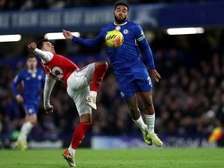 Laga baru berjalan menit ke-5, Martin Zubimendi langsung menelan kartu kuning usai menjegal Reece James. (Foto: Chris Lee - Chelsea FC/Chelsea FC via Getty Images)