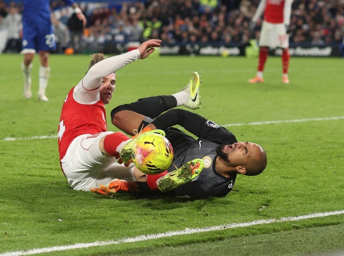 LONDON, ENGLAND - NOVEMBER 30: Viktor Gyokeres of Arsenal catches Chelsea goalkeeper Robert Sanchez in the chest as he slides in for the ball during the Premier League match between Chelsea and Arsenal at Stamford Bridge on November 30, 2025 in London, England. (Photo by Charlotte Wilson/Offside/Offside via Getty Images)