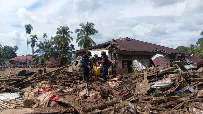 Desa Nagari Selaras Air, Kecamatan Palembayan, Kabupaten Agam, Sumbar terdampak bencana banjir bandang dan longsor. Menhut Raja Juli Antoni dan Kapolda Riau Irjen Pol Herry Heryawan yang mem-back up Polda Sumbar, meninjau lokasi bencana, Minggu (30/11/2025).