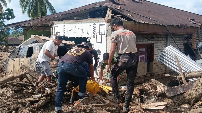 Desa Nagari Selaras Air, Kecamatan Palembayan, Kabupaten Agam, Sumbar terdampak bencana banjir bandang dan longsor. Menhut Raja Juli Antoni dan Kapolda Riau Irjen Pol Herry Heryawan yang mem-back up Polda Sumbar, meninjau lokasi bencana, Minggu (30/11/2025).