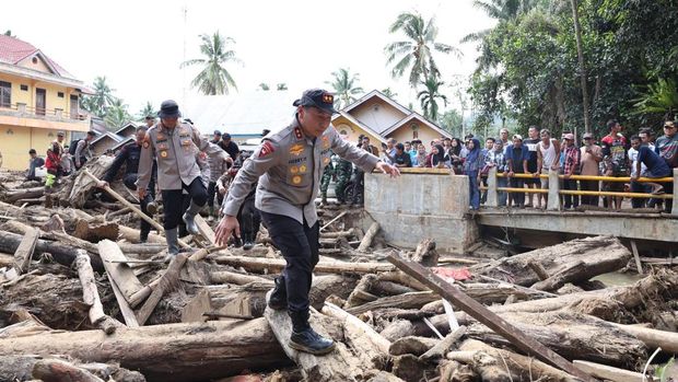 Desa Nagari Selaras Air, Kecamatan Palembayan, Kabupaten Agam, Sumbar terdampak bencana banjir bandang dan longsor. Desa Nagari Selaras Air, Kecamatan Palembayan, Kabupaten Agam, Sumbar terdampak bencana banjir bandang dan longsor. Menhut Raja Juli Antoni dan Kapolda Riau Irjen Pol Herry Heryawan yang mem-back up Polda Sumbar, meninjau lokasi bencana, Minggu (30/11/2025).