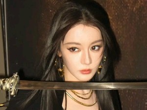 Penampilan Terbaru Dilraba Dilmurat Jadi Sorotan, Picu Rumor Kloning