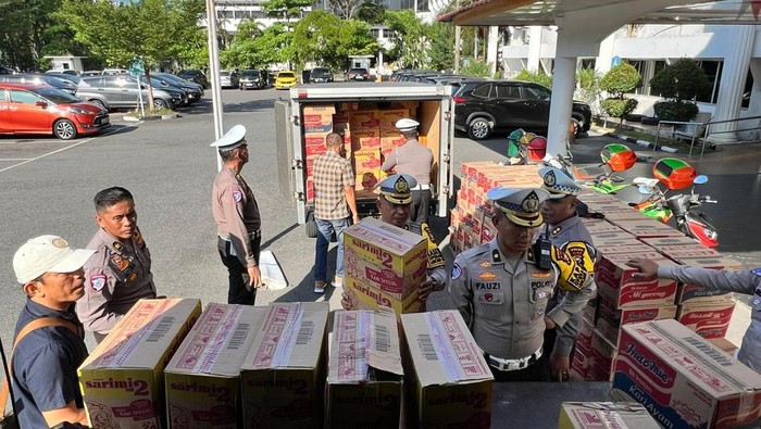 Ditlantas Polda Riau mengirimkan ratusan paket sembako hingga pakaian untuk korban bencana di Sumbar, Sabtu (29/11/2025).