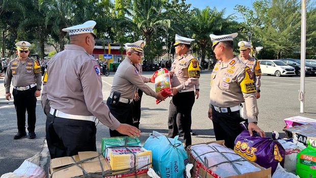 Ditlantas Polda Riau mengirimkan ratusan paket sembako hingga pakaian untuk korban bencana di Sumbar, Sabtu (29/11/2025).