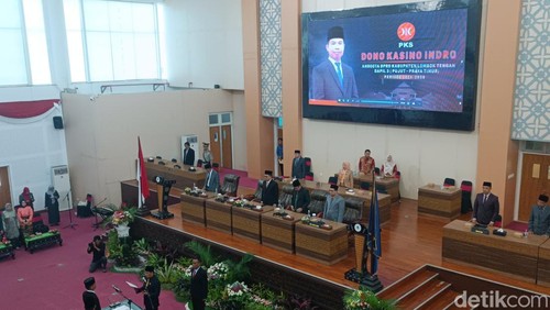 Dono Kasino Indro resmi dilantik sebagai anggota DPRD Lombok Tengah, NTB, Senin (1/12/2025). (Foto: Edi Suryansyah/detikBali)