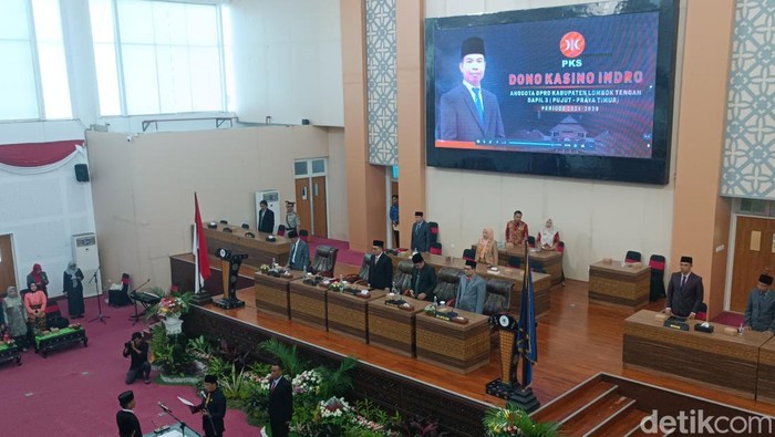 Dono Kasino Indro resmi dilantik sebagai anggota DPRD Lombok Tengah, NTB, Senin (1/12/2025). (Foto: Edi Suryansyah/detikBali)