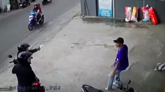 Dua pelaku maling motor berinisial KM dan RA yang menodongkan senjata api (senpi) ke warga di Depok ditangkap. Polisi menyita senpi hingga peluru dari pelaku. (IG @resmob_pmj)