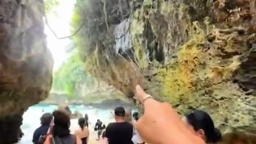 Dugaan pencemaran tebing Pantai Suluban, Desa Pecatu, Kecamatan Kuta Selatan, Badung. (Foto: tangkapan layar video di medsos)
