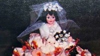 Berbeda dengan kue pada umumnya, Bridal Meat Doll ini terbuat dari daging sapi yang dibentuk menyerupai pengantin perempuan. Figur bonekanya kelihatan seram ya? Foto: Bored Panda
