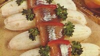 Hidangan kuno ini memadukan pisang manis yang dibalut ikan haring dan acar. Sesuai dengan penampilannya, menu unik berikut memiliki rasa yang kontras antara buah dan ikan. Foto: Bored Panda