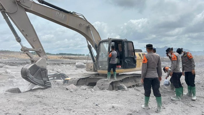 ersonel Gabungan Dikerahkan Polda Jatim untuk Perbaiki Tanggul Sungai di Curah Kobokan Lumajang