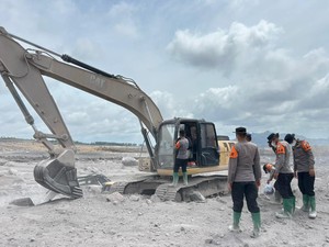 Polda Jatim Kerahkan Personel Perbaiki Tanggul Sungai Curah Kobokan